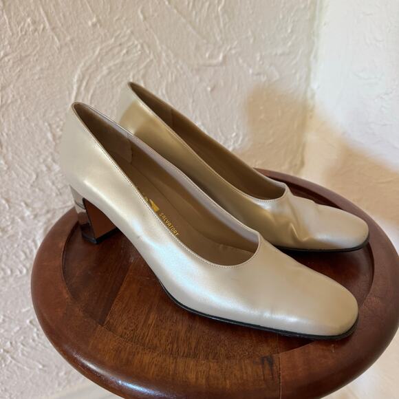 SALVATORE FERRAGAMO Satin Ivory Pearl Pump Heels Size 7.5 - Picture 1 of 8